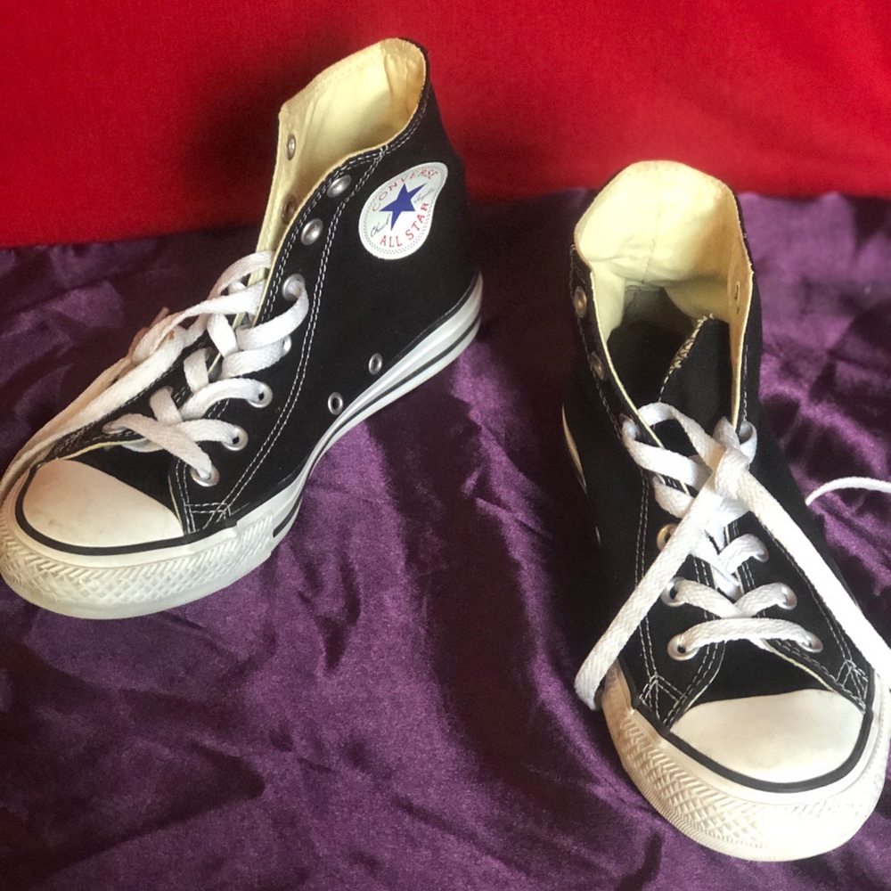 Black/White Converse👟